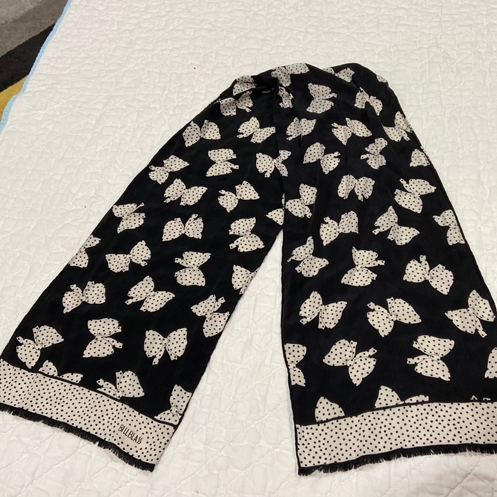 BILL BLASS scarf. Excellent condition. 52 inches X 10 inches